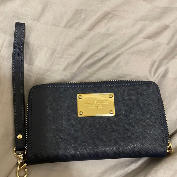 Michael Kors Wallet (phone/card) - Picture 1 of 4
